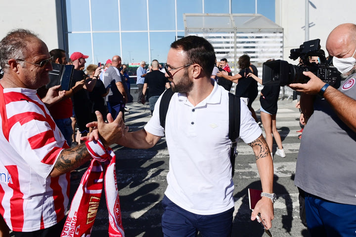 Ολυμπιακός: Αποθέωση κατά την άφιξη της αποστολής στην Κύπρο