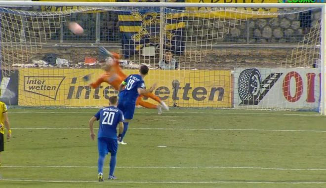 Το χαμένο πέναλτι του Ντε Βινσέντι στο 32′ απέναντι στην ΑΕΚ