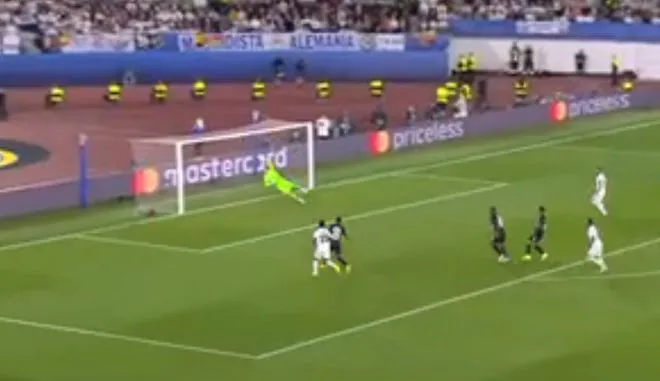 Κοντά σε δεύτερο γκολ η Ρεάλ, στο δοκάρι το σουτ του Καζεμίρο