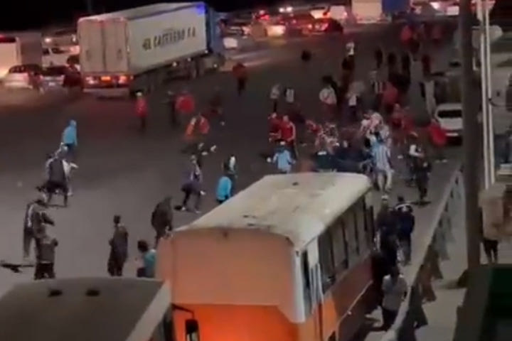 Άγριες συμπλοκές οπαδών της Ρίβερ και της Ράσινγκ σε αυτοκινητόδρομο του Μπουένος Άιρες