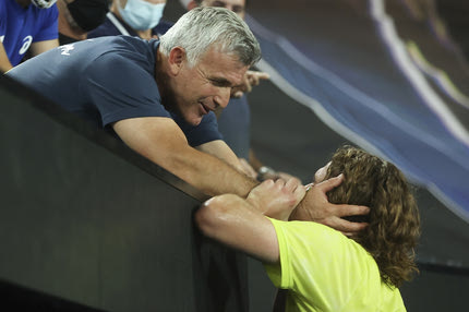 Τσιτσιπάς: Έκανε δώρο στον πατέρα του μία Aston Martin αξίας 240.000 ευρώ