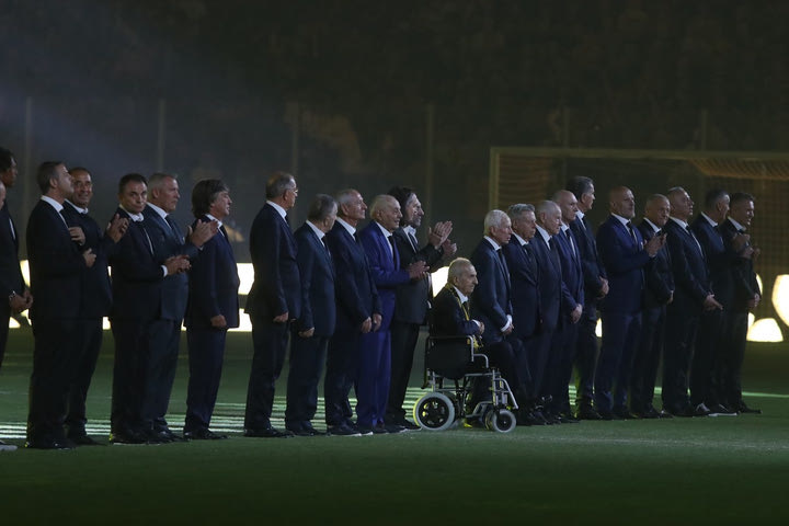 OPAP Arena: Η θρυλική 23αδα της ΑΕΚ μπήκε στον αγωνιστικό χώρο και ο κόσμος “υποκλίθηκε”