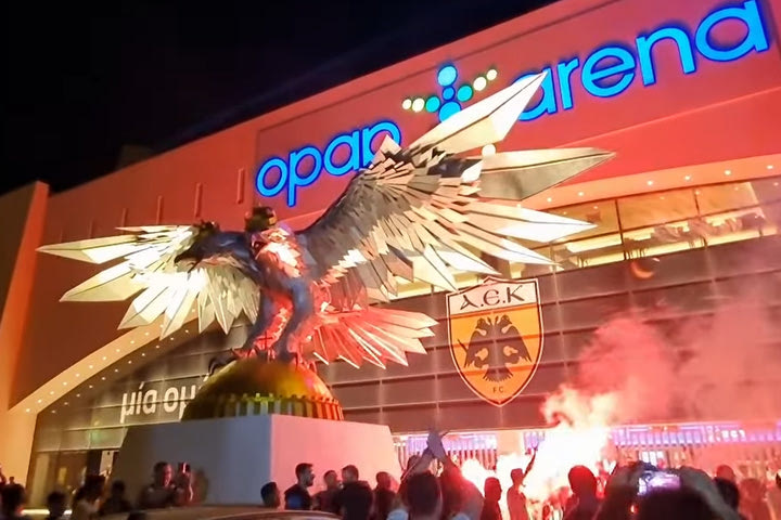 Η ολονυχτία στην OPAP Arena: Μαγικές στιγμές με συνθήματα, καπνογόνα από τους οπαδούς της ΑΕΚ
