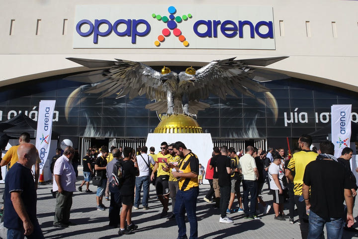 OPAP Arena: Άνοιξε η μπουτίκ, πλημμύρισε αμέσως από κόσμο που φώναζε συνθήματα