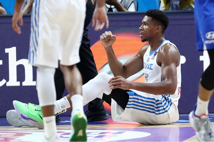 EuroBasket 2022, Ελλάδα – Τσεχία: Ο Γιάννης Αντετοκούνμπο πέτυχε το γκολ – φάουλ και ο Θανάσης το πανηγύρισε έξαλλα