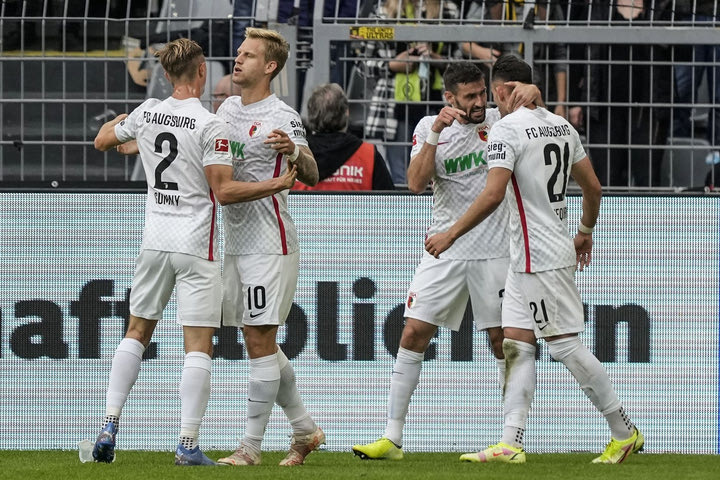 Bundesliga: Η Άουγκσμπουργκ πλήγωσε την Μπάγερν, η Ντόρτμουντ πήρε το ντέρμπι του Ρουρ με Μουκοκό
