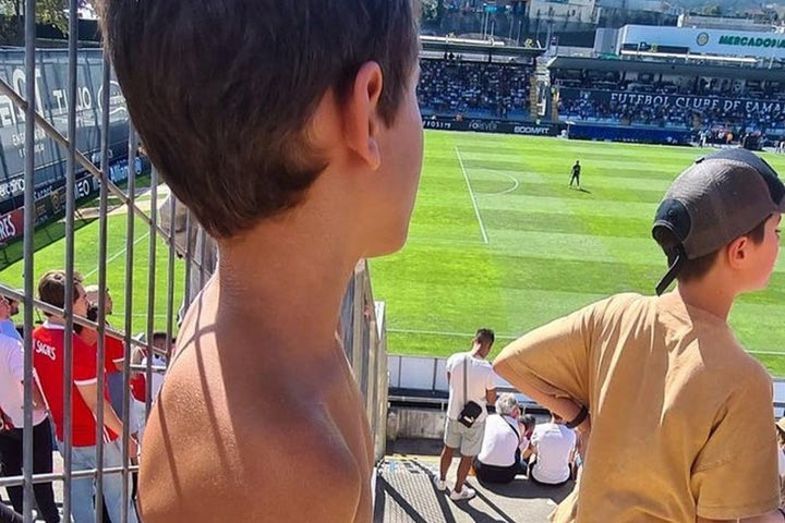 Σεκιούριτι ανάγκασαν παιδί να βγάλει τη φανέλα της Μπενφίκα για να δει το ματς με τη Φαμαλικάο