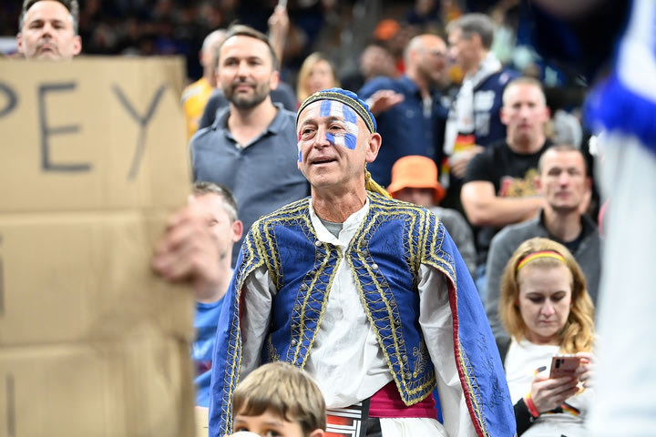 EuroBasket 2022: Οι Έλληνες κέρδισαν τη μάχη της εξέδρας, τα “Ελλάς, Ελλάς” στον τελικό