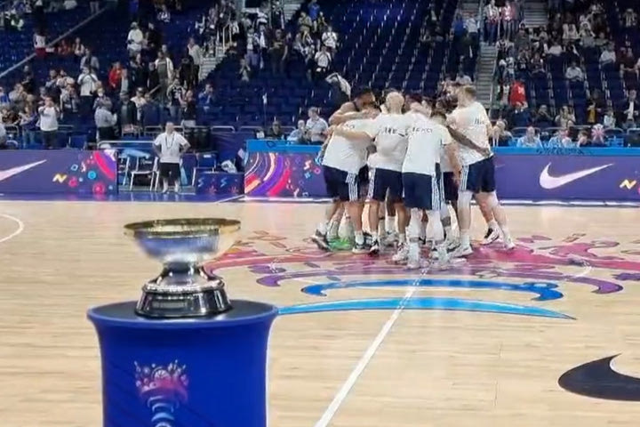 Εθνική μπάσκετ: Γαλανόλευκη η Mercedes – Benz Arena, πανζουρλισμός στην είσοδο των Ελλήνων παικτών