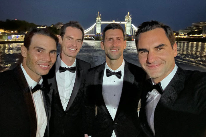 Φέντερερ: Η φωτογραφία με τους Ναδάλ, Τζόκοβιτς, Μάρεϊ εν πλω και με το ίδιο κουστούμι