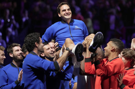 Φέντερερ: Τον σήκωσαν στον αέρα συμπαίκτες και αντίπαλοι για να τον αποθεώσουν