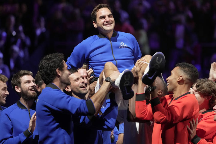 Φέντερερ: Τον σήκωσαν στον αέρα συμπαίκτες και αντίπαλοι για να τον αποθεώσουν