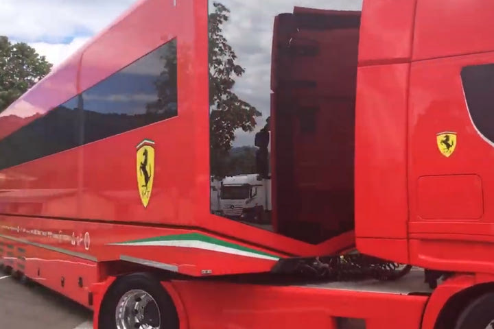 Formula 1: Φορτηγό της Ferrari έπιασε φωτιά καθ’ οδόν για τη Μόντσα