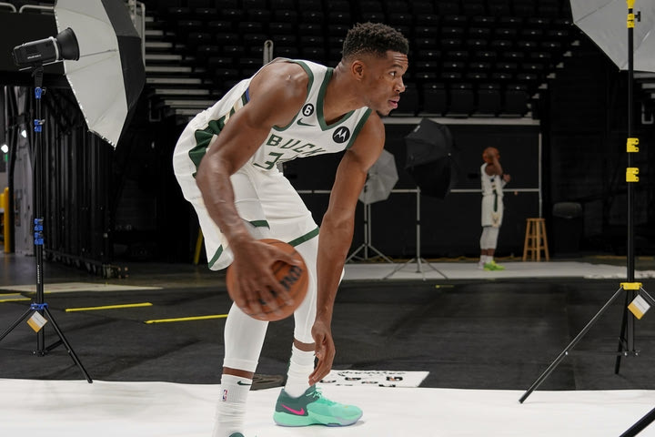 Γιάννης Αντετοκούνμπο στην media day των Μπακς: “Το μπάσκετ επέστρεψε στην Ελλάδα, ζητωκραύγαζαν για μας και τη σημαία”