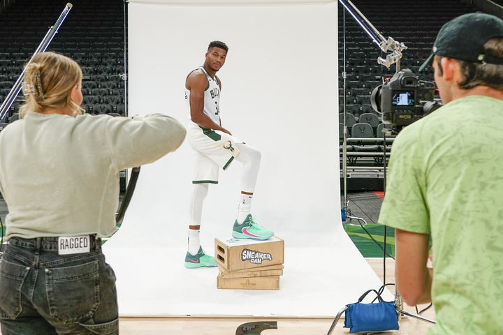 NBA, Γιάννης Αντετοκούνμπο: “Πετυχημένη η Media Day, πουλήσαμε μερικά παπούτσια”