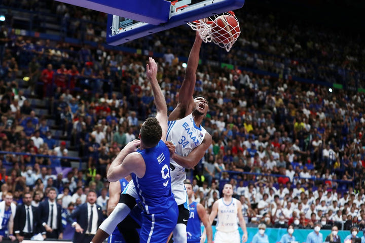 EuroBasket 2022, Ιταλία αστειευόμενη προς FIBA: “Παρακαλώ κατεβάστε το VIDEO με το κάρφωμα του Γιάννη”
