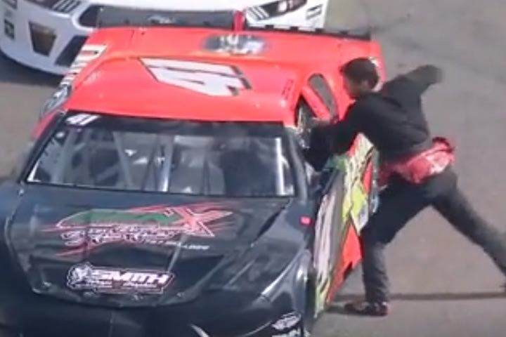 Εκτός εαυτού οδηγός στο Nascar, επιτέθηκε με μπουνιές στον αντίπαλό του