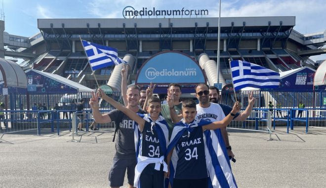Ο Σπύρος Καβαλιεράτος έξω από το Forum στην άφιξη των Ελλήνων φιλάθλων για τη μάχη με την Κροατία