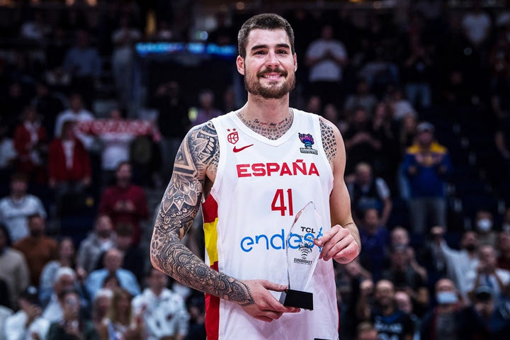 EuroBasket 2022, Ισπανία: Ο Άνταμ Σάντλερ έδωσε συγχαρητήρια στον “Μπο Κρουζ” Ερνανγκόμεθ για την κατάκτηση του χρυσού