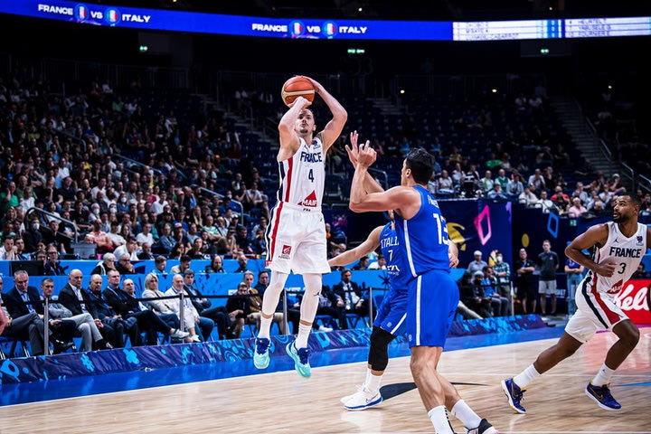 EuroBasket 2022, Γαλλία – Ιταλία: Το καλάθι του Ερτέλ που ισοφάρισε το ματς και το έστειλε στην παράταση