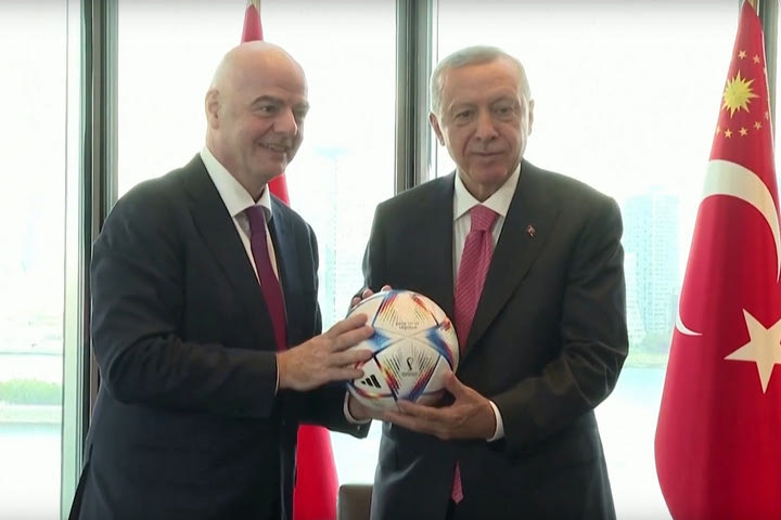 Ο Ερντογάν πήρε δώρο τη μπάλα του Μουντιάλ από τον Ινφαντίνο και έκανε κεφαλιά