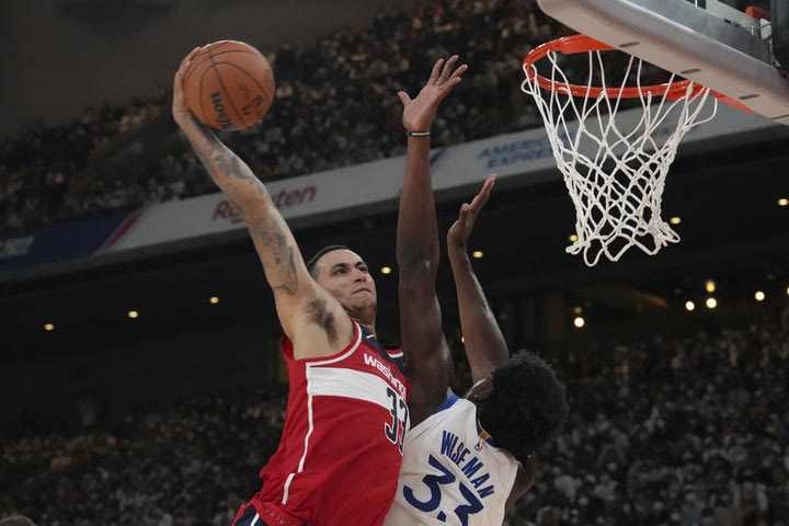 NBA, Γουίζαρντς: Τρομερός Κούζμα, έκανε πόστερ τον Γουάισμαν με δυναμικό κάρφωμα