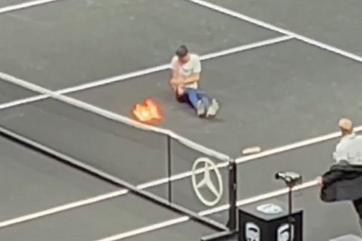 Θεατής εισέβαλε στο κορτ την ώρα του ματς του Τσιτσιπά με τον Σβάρτσμαν και έβαλε φωτιά στο χέρι του