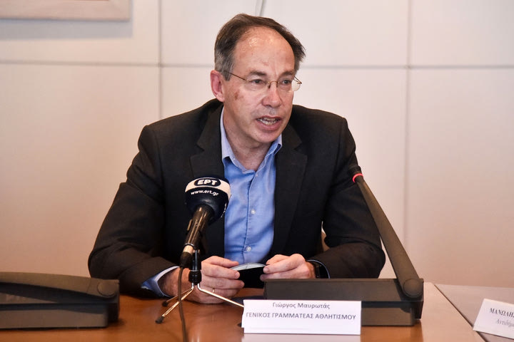 Ο Γιώργος Μαυρωτάς διέσωσε μια ηλικιωμένη που αισθάνθηκε αδιαθεσία στη θάλασσα