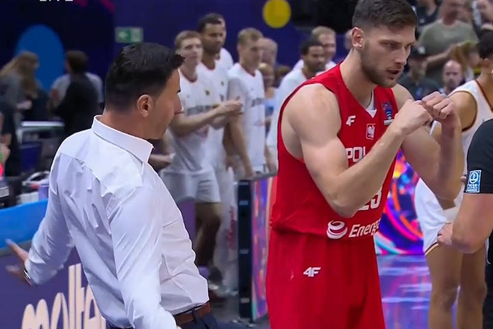 EuroBasket 2022, Γερμανία – Πολωνία: Ο Σρούντερ κέρδισε επιθετικό φάουλ και ο Μίλιτσιτς τον… μιμήθηκε