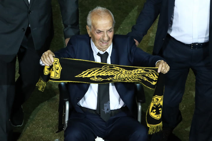 OPAP Arena: Ο Κώστας Νεστορίδης μπήκε στον αγωνιστικό χώρο και ξεσηκώθηκε όλο το γήπεδο
