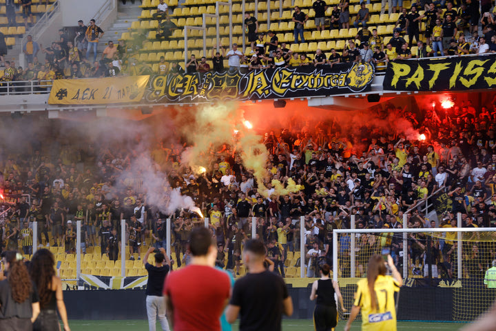OPAP Arena: Οι οπαδοί της ΑΕΚ πήραν από νωρίς θέση στις εξέδρες και δημιούργησαν γιορτινή ατμόσφαιρα