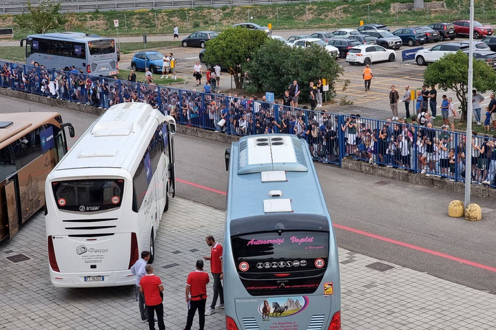 Εθνική Μπάσκετ: Η άφιξη της Εθνικής στο Μεντιολάνουμ Φόρουμ, δεκάδες φίλαθλοι περίμεναν την αποστολή