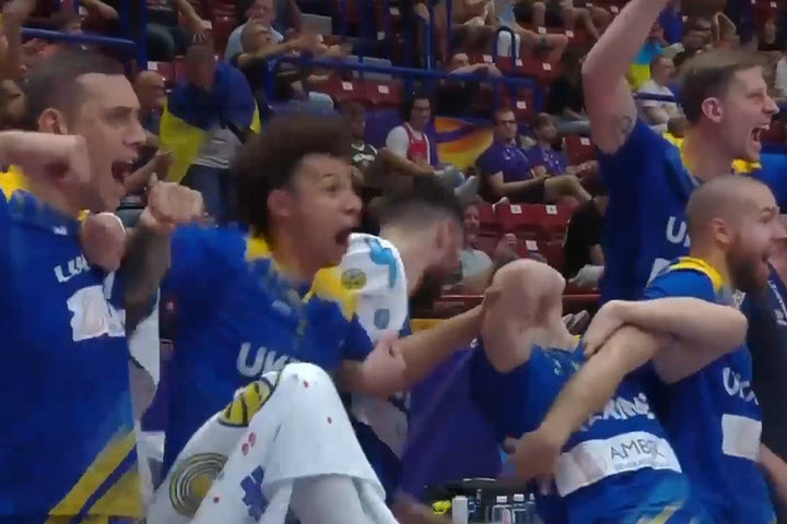 EuroBasket 2022, Ουκρανία – Κροατία: Επική αντίδραση του πάγκου στο κάρφωμα του Χερούν