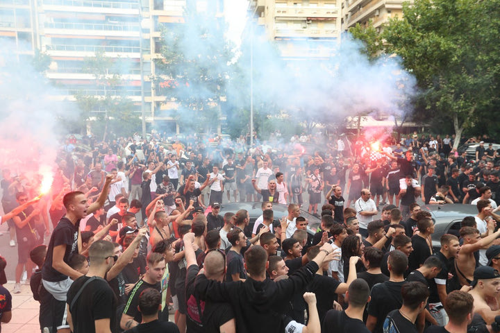 ΠΑΟΚ: Φίλοι της ομάδας έξω από το ξενοδοχείο της ομάδας, “ντόπες” ενόψει Άρη