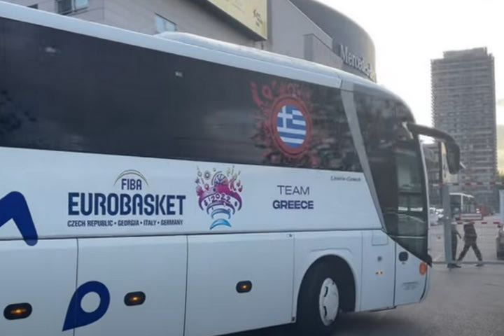 Εθνική μπάσκετ: Tο SPORT24 στην άφιξη του πούλμαν ελληνικής αποστολής στην Mercedes-Benz Arena
