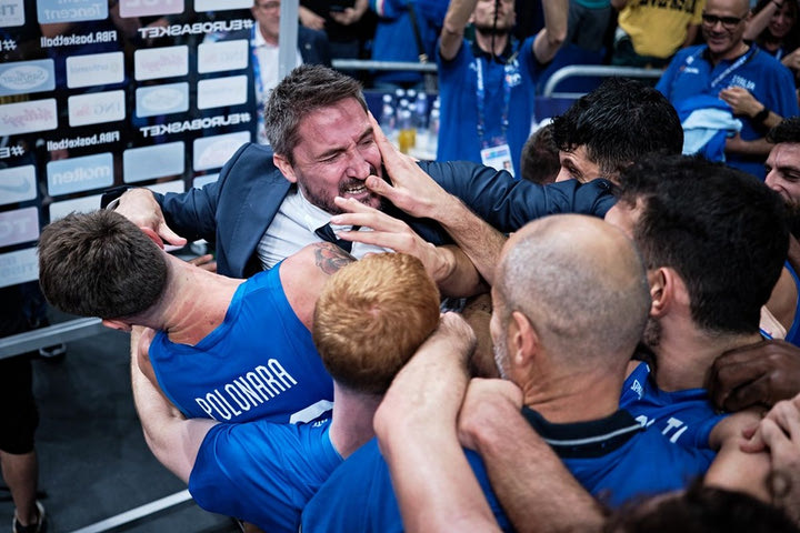 EuroBasket 2022, Σερβία – Ιταλία: Τρέλα για τον Ποτσέκο, οι παίκτες έπεσαν πάνω του μετά από την πρόκριση