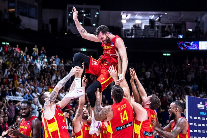 EuroBasket 2022: Οι παίκτες της Ισπανίας σήκωσαν στον χέρια τον Ρούντι Φερνάντεθ μετά από την πρόκριση στον τελικό