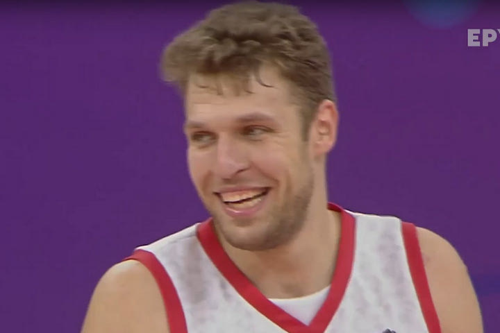 EuroBasket 2022, Βεζένκοβ: Έβαλε δύο μεγάλα τρίποντα και… έσκασε στα γέλια
