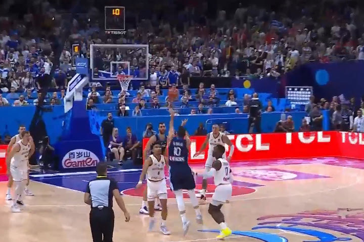 Γερμανία – Ελλάδα: Το αδιανόητο buzzer-beater του Κώστα Σλούκα πίσω από το κέντρο πάνω σε άμυνα
