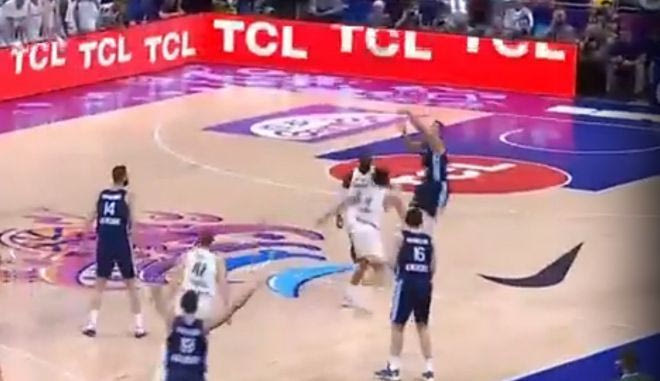Γερμανία – Ελλάδα: Το αδιανόητο buzzer-beater του Κώστα Σλούκα πίσω από το κέντρο πάνω σε άμυνα