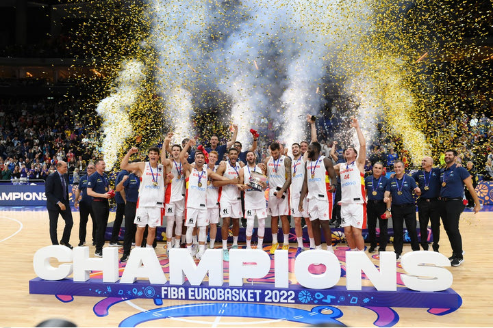 EuroBasket 2022: Η απονομή του βαρύτιμου τροπαίου στους πρωταθλητές Ευρώπης, Ισπανούς