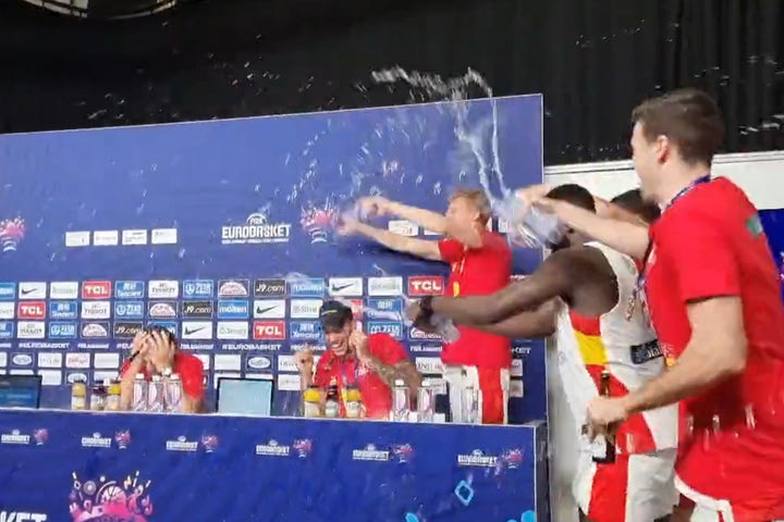 Αποστολή EuroBasket: Η εισβολή των παικτών της Ισπανίας στη συνέντευξη Τύπου, Σκαριόλο και Βίλι δεν γλίτωσαν το μπουγέλο