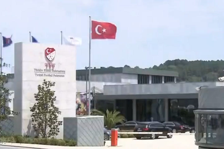 Σοκαριστική επίθεση με πυροσβολισμούς στα γραφεία της τουρκικής ομοσπονδίας, μια από τις σφαίρες πέρασε πάνω από το κεφάλι του Αλτιντόπ