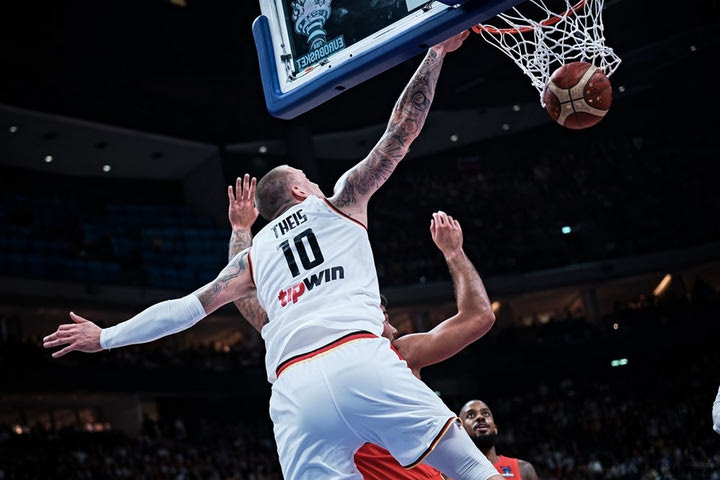EuroBasket 2022, Γερμανία – Ισπανία: Το εντυπωσιακό άλεϊ-ουπ κάρφωμα με το ένα χέρι του Τάις έπειτα από πάσα του Σρούντερ