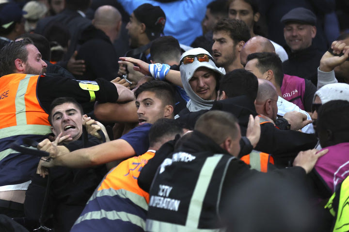 Τότεναμ – Μαρσέιγ: Σοβαρά επεισόδια και πέντε συλλήψεις στο φινάλε του ματς, πειθαρχική έρευνα της UEFA για τους Γάλλους