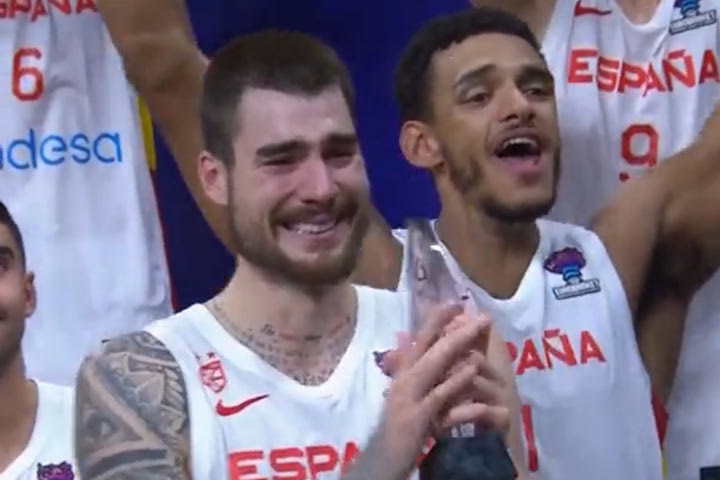 EuroBasket 2022: Πλάνταξε στο κλάμα ο Χουάντσο Ερνανγκόμεθ στη βράβευση του αδελφού του