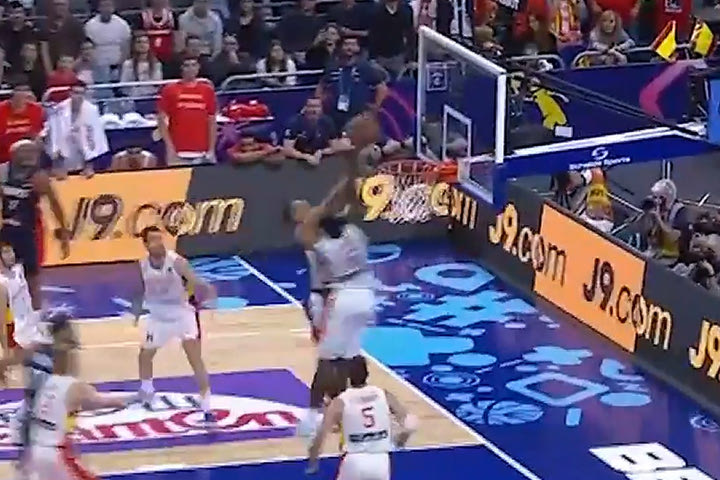 EuroBasket 2022, Ισπανία – Γαλλία: Η ασύλληπτη τάπα του Γκαρούμπα στον Οκομπό στο φινάλε της τρίτης περιόδου