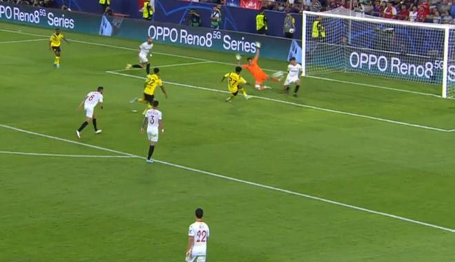 Ο Αντεγέμι έκανε το 3-0 για την Ντόρτμουντ μετά από εντυπωσιακή ενέργεια του Μουκοκό