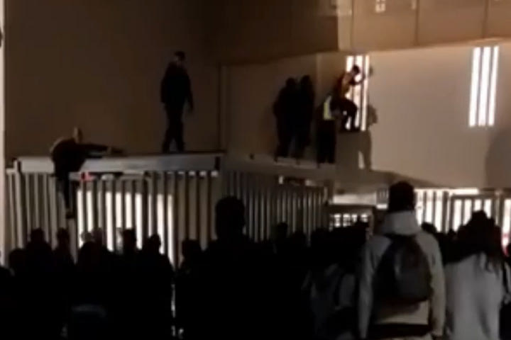 Το νέο VIDEO της ΑΕΚ με οπαδούς να παραβιάζουν τις εισόδους της OPAP Arena: “Η κατάσταση θα πάρει τέλος με τη χρήση όλων των νόμιμων μέσων”