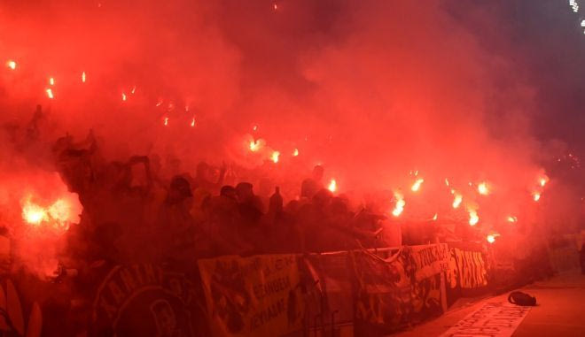Απίστευτες εικόνες με πυροτεχνήματα, βεγγαλικά και καπνογόνα από 32.000 οπαδούς της ΑΕΚ